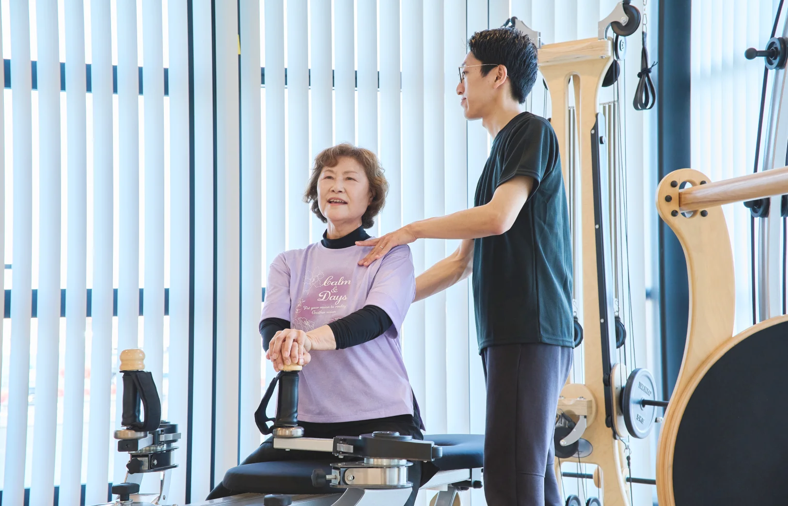 身体の状態チェックする理学療法士