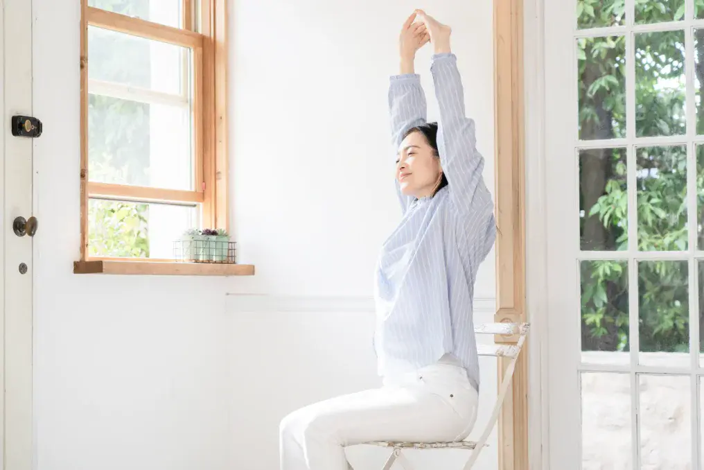 健康的にストレッチする女性