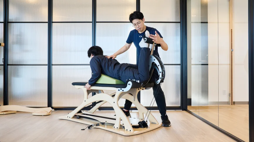 リハビリを行う利用者とサポートする理学療法士