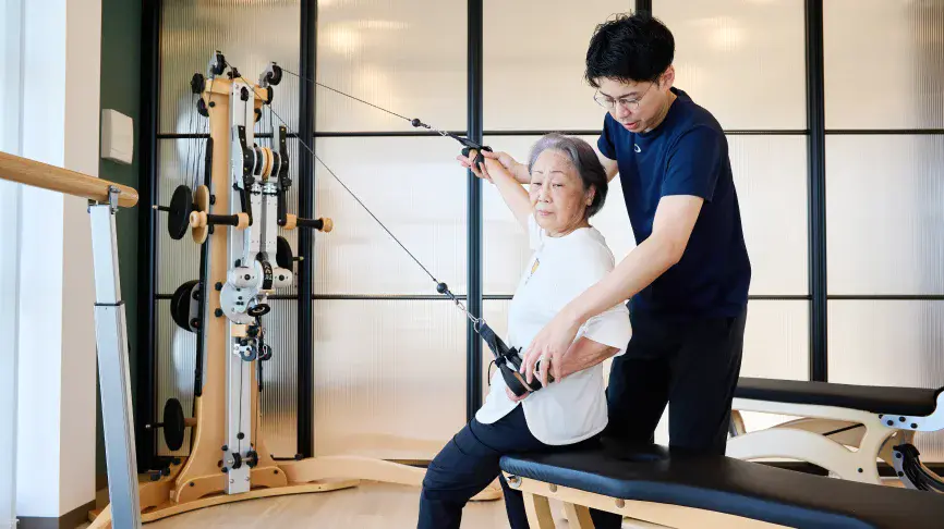 リハビリを行う利用者とサポートする理学療法士