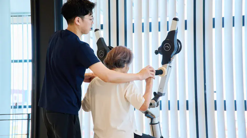 リハビリを行う利用者とサポートする理学療法士