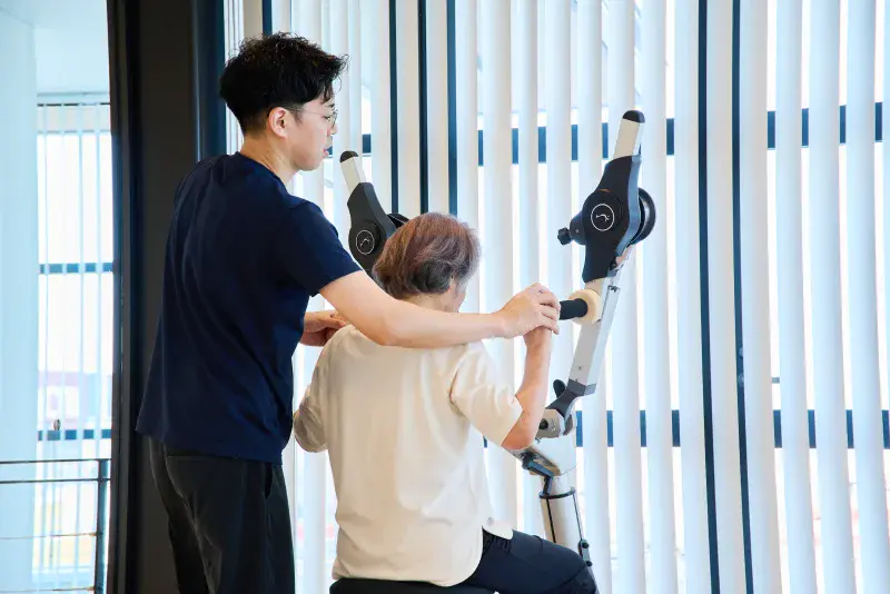 リハビリを行う利用者とインストラクター