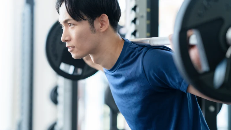 筋トレをする男性