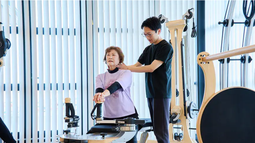 リハビリを行う利用者とサポートする理学療法士