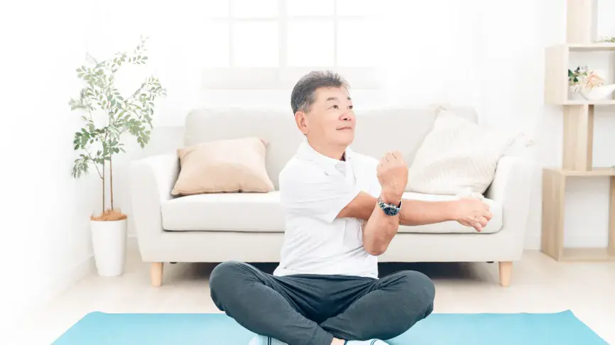 ストレッチする男性