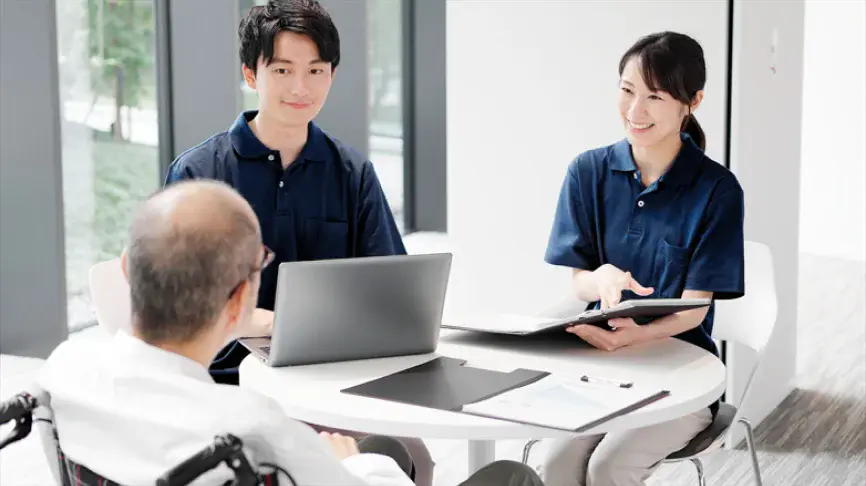 カウンセリングを行う理学療法士と話を聞く利用者