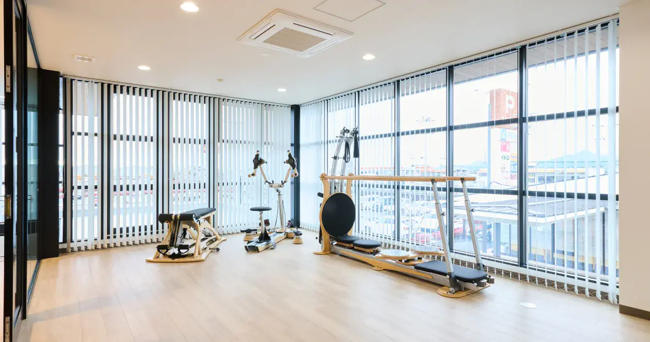 スタジオの運動器具