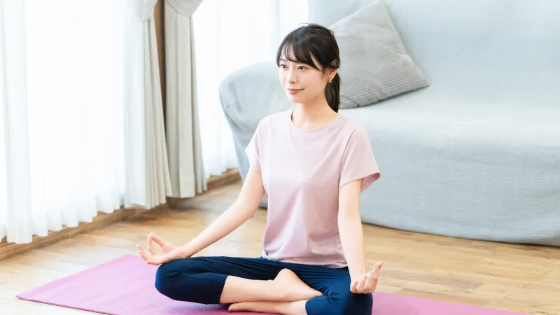 ヨガをする女性