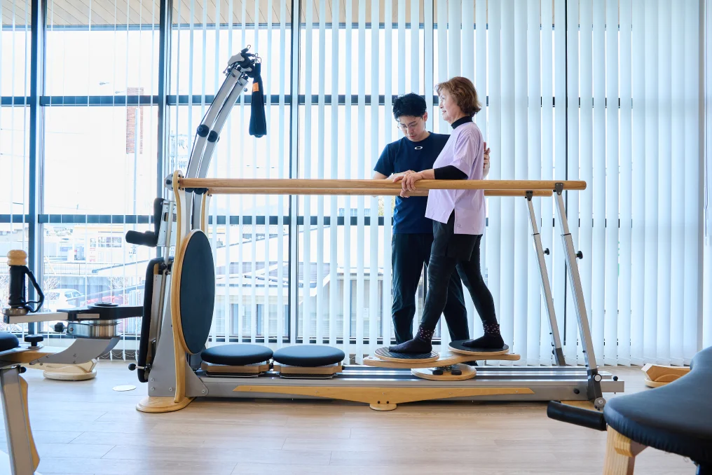 股関節痛・膝痛の改善の運動する利用者とサポートする理学療法士