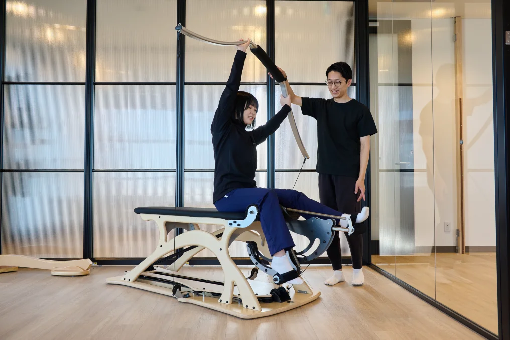 スタッフと運動する利用者