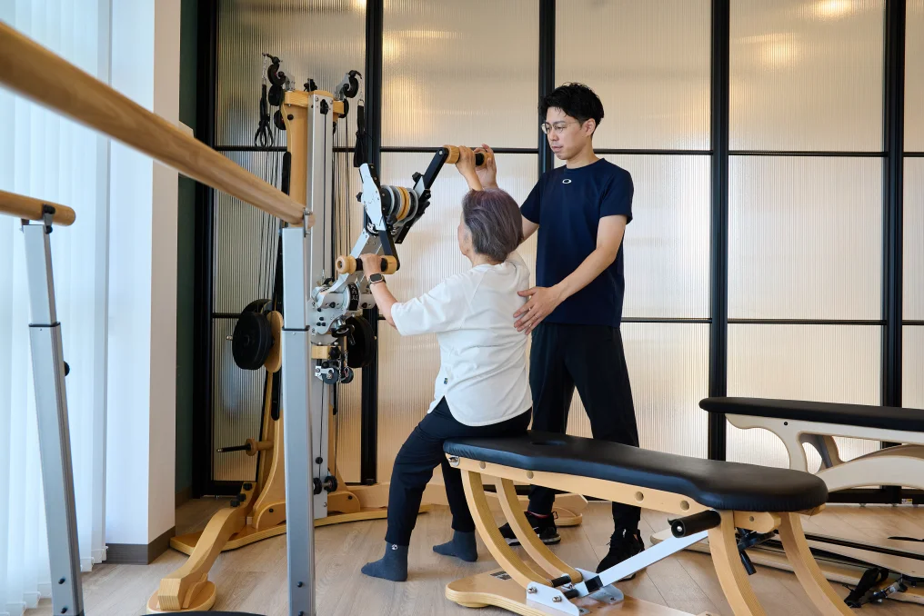 スタッフと運動する利用者