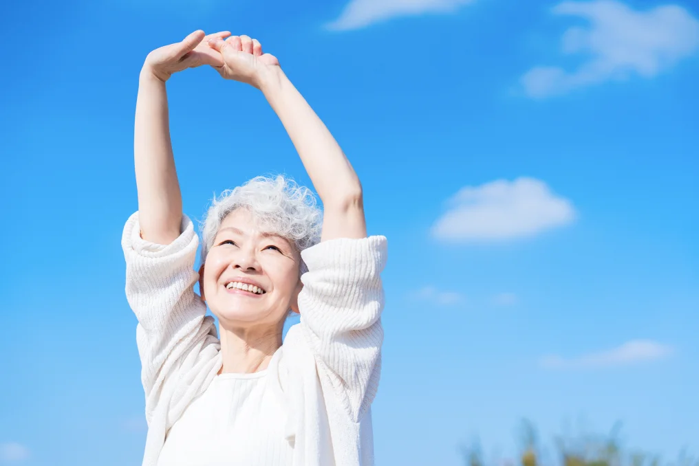 健康的に体が動く年配の女性