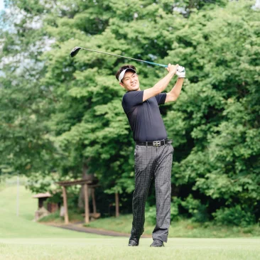 ゴルフをする男性
