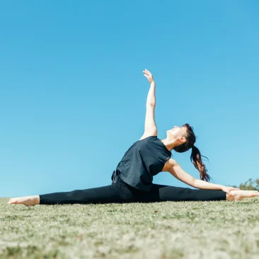 外でストレッチをする女性
