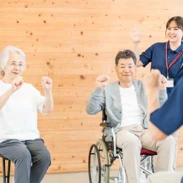 リハビリをする利用者と指導するスタッフ