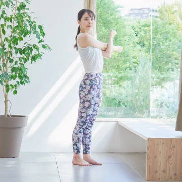 ストレッチをする女性