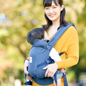 赤ちゃんを抱っこする女性