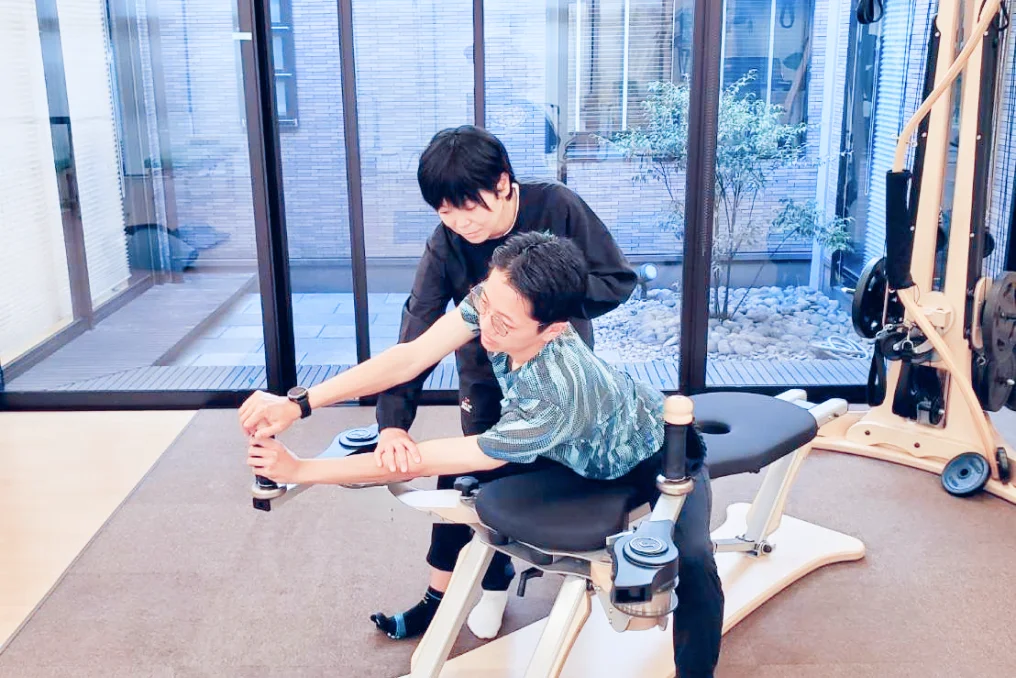 運動する男性とインストラクター