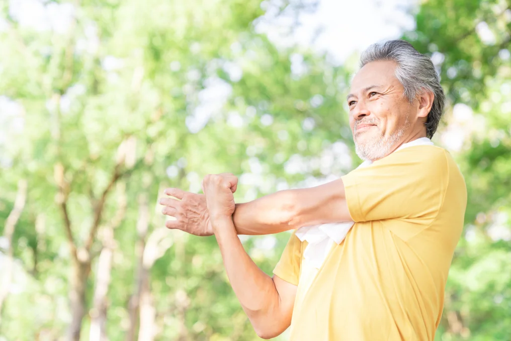 外でストレッチする男性