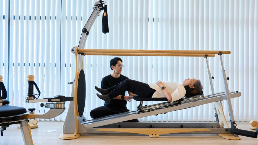 シニア世代に寄り添った安全な運動指導する理学療法士と運動する利用者