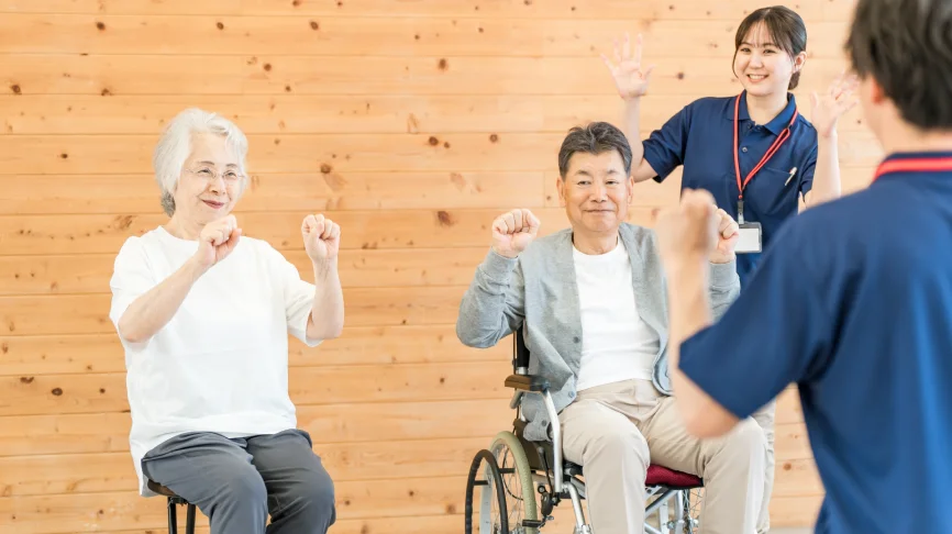 日常生活動作の改善トレーニングを受ける夫婦