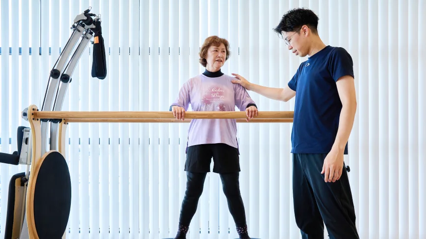 転倒予防の動作指導する理学療法士