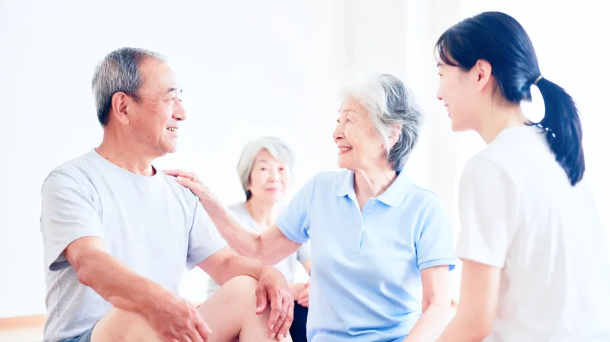 仲間と一緒に楽しく運動をする利用者たち