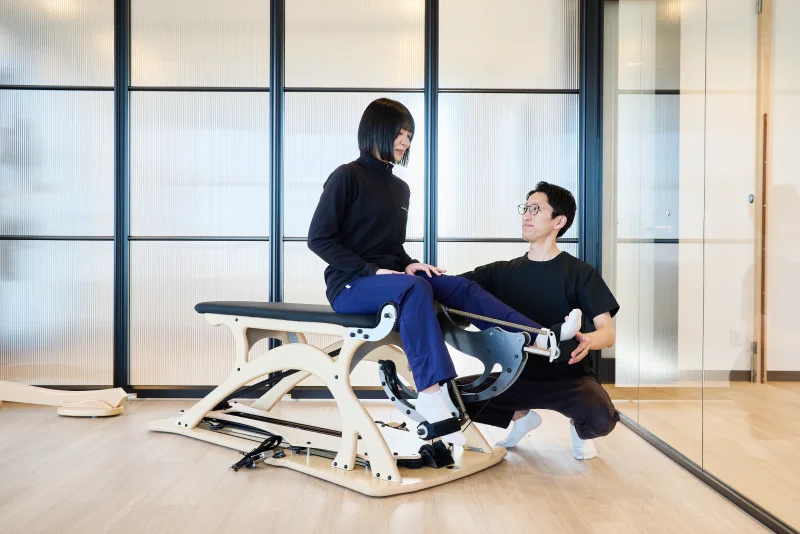 経過観察する理学療法士