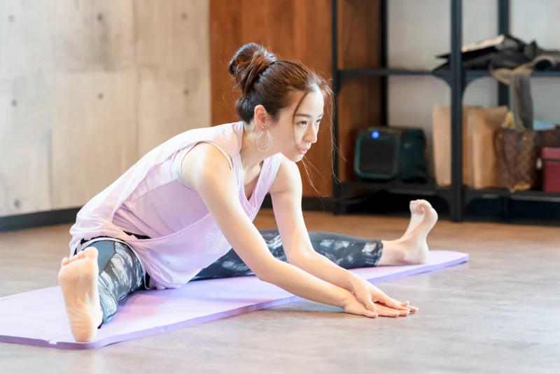 マット運動でリハビリするバレリーナ