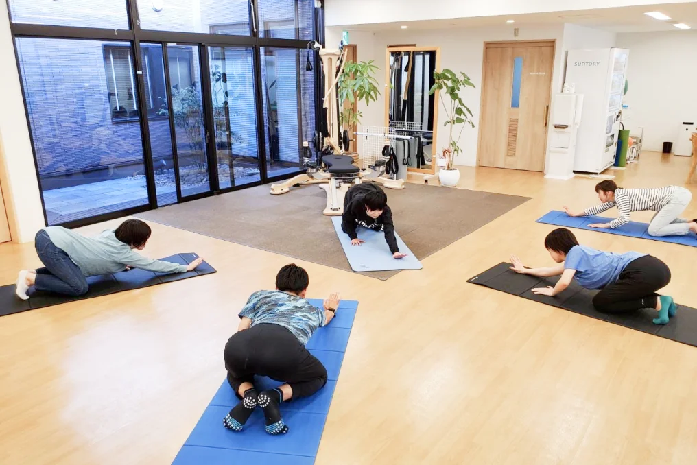 スタッフと一緒にストレッチする利用者