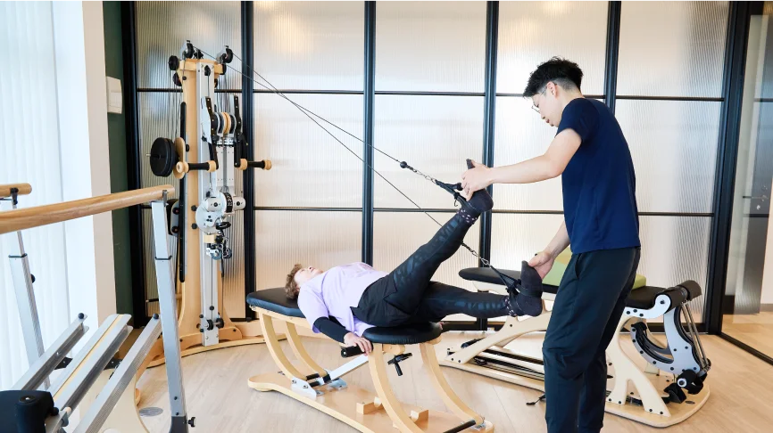 バランス能力を段階的にサポートする理学療法士