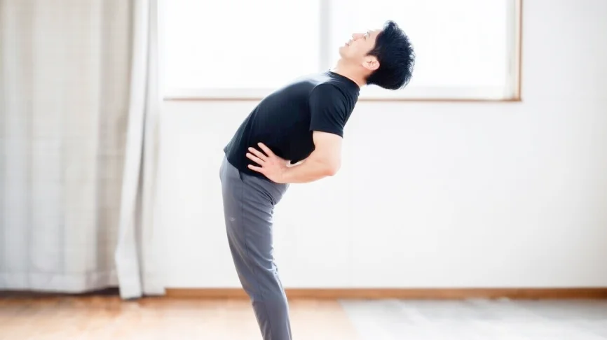 自宅でできるストレッチや運動する男性