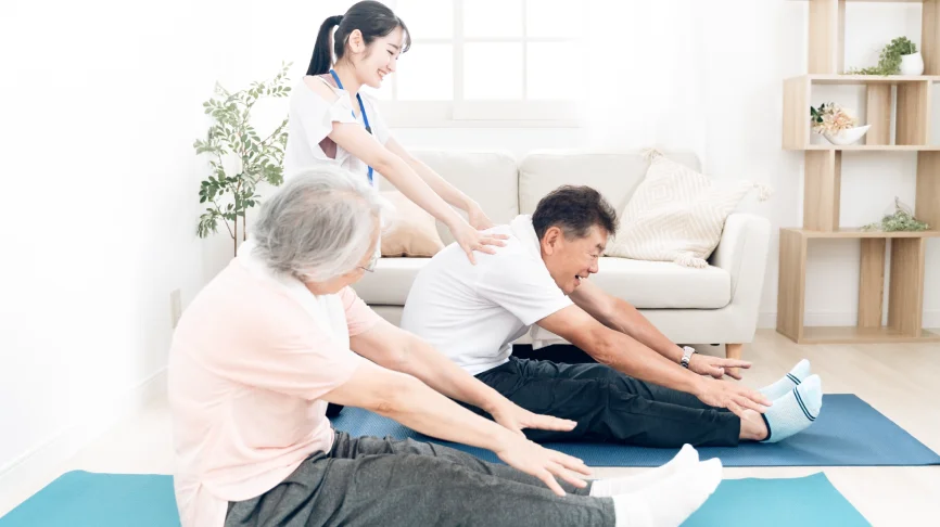 自宅でできるストレッチ運動する夫婦