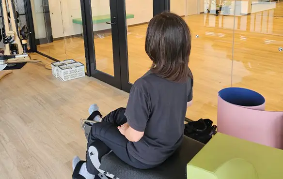 股関節痛のリハビリをする女性