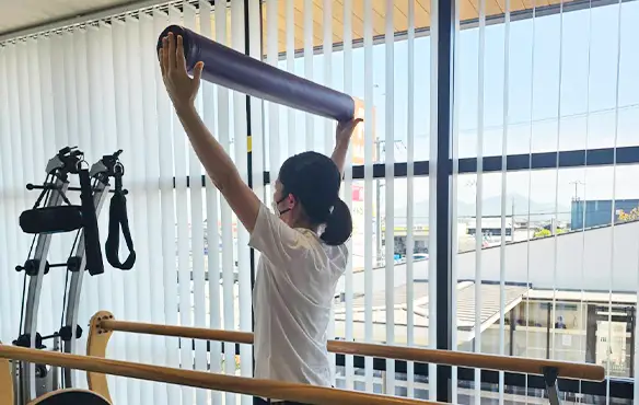 ゴルフ目的でトレーニングする女性